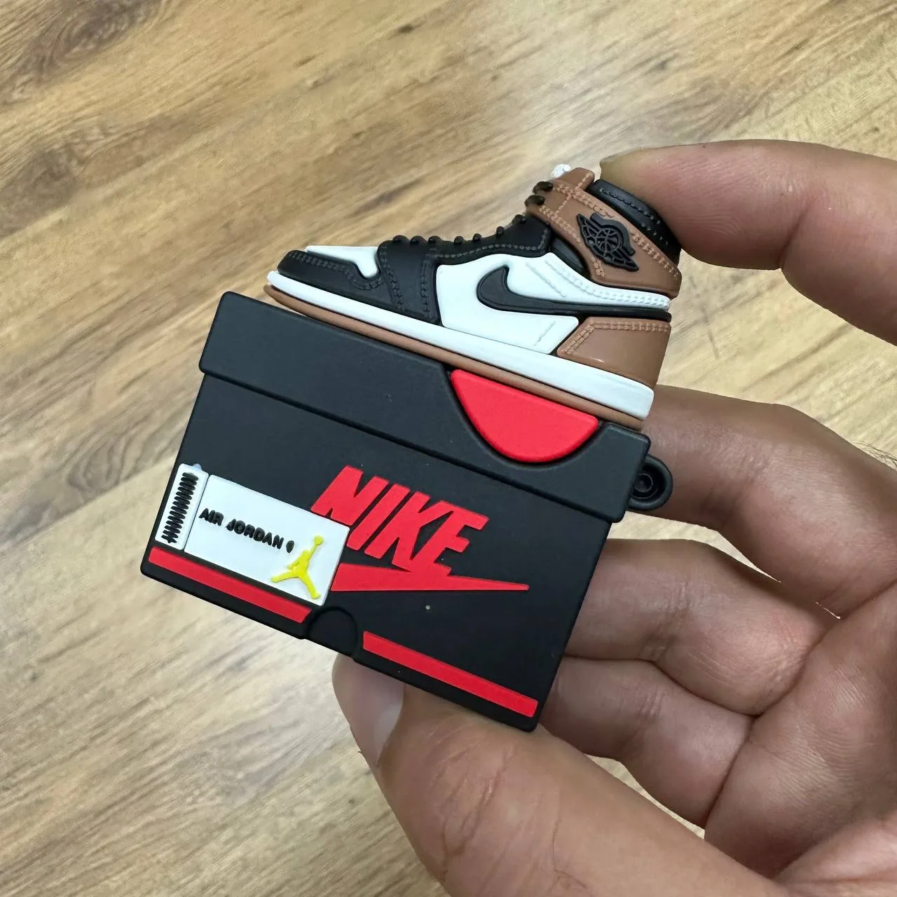 کاور ایرپاد کفش جردن کد ۱۲ به همراه آویز Jordan Shoes